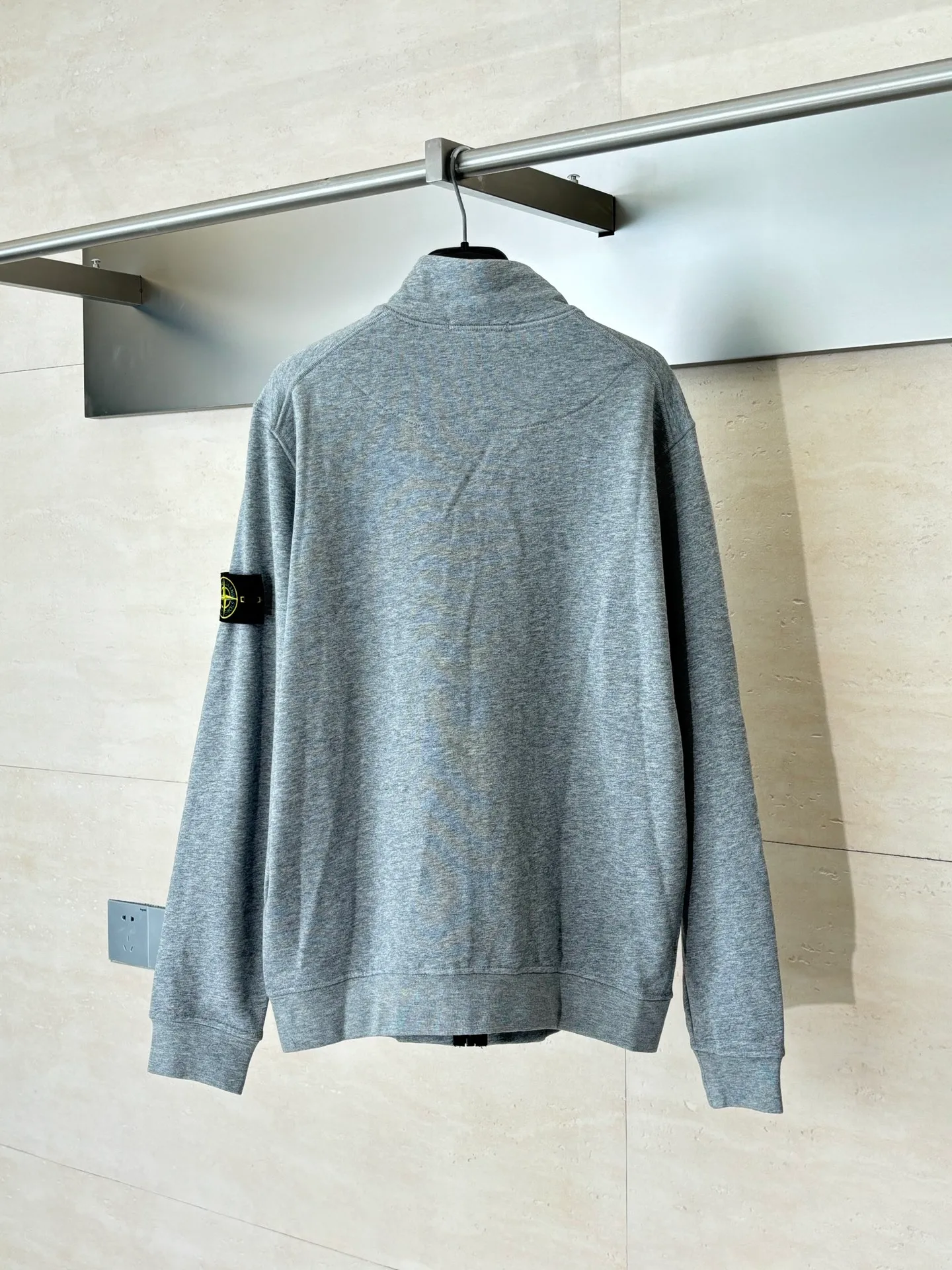 P530 Stone islan*/stone island basic zipper sweatshirt jacket with armband, originally purchased at 2442, the fabric is custom-made 100% cotton, the armband pattern is embroidered with Tajima machine thousands of needles, the stitching is fine and dense, the pattern is clear and the lines and three-dimensionality are strong. The hardware and accessories of the whole garment are all customized according to the original mold, with nylon rope zipper pullers, raglan sleeves and kangaroo pockets. Size: S/M/L